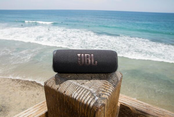 Découvrez le JBL Flip 6 : un haut-parleur portable étanche IP67 avec JBL Original Pro Sound, jusqu'à 12 heures d'autonomie, Bluetooth 5.1 et PartyBoost pour une expérience audio immersive où que vous soyez