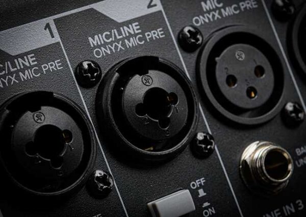 Découvrez le Mackie ProFX16v3, un mélangeur 16 canaux avec préamplis Onyx primés, moteur d'effets GigFX haute résolution, enregistrement USB 192 kHz et logiciel Waveform OEM inclus, idéal pour le studio et les performances live.