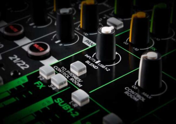 Discover the Mackie ProFX16v3, a 16-channel mixer with award-winning Onyx preamps, high-resolution GigFX effects engine, 192 kHz USB recording and included Waveform OEM software, ideal for studio and live performance.