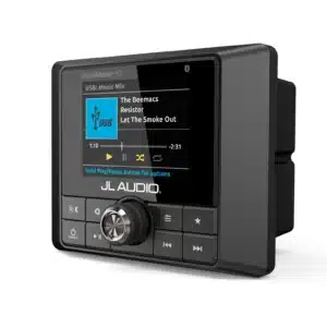 Le MediaMaster® 50 est une unité source marine étanche avec un affichage LCD couleur de 2,8 pouces, offrant 100 watts de puissance, connectivité Bluetooth®, et support pour plusieurs sources audio. Idéal pour une utilisation sur bateau ou UTV.