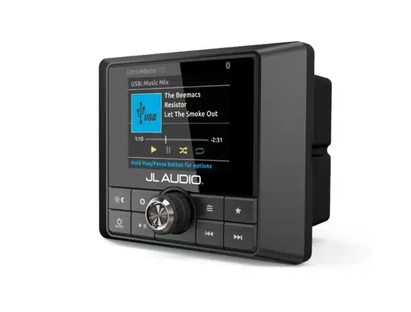 Le MediaMaster® 50 est une unité source marine étanche avec un affichage LCD couleur de 2,8 pouces, offrant 100 watts de puissance, connectivité Bluetooth®, et support pour plusieurs sources audio. Idéal pour une utilisation sur bateau ou UTV.