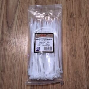 Attaches auto-bloquantes 200 mm blanc naturel (paquet de 100), nylon 66 UL94V-2, résistantes à 22 kg, parfaites pour câblage propre et discret.