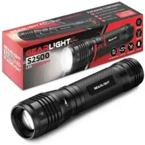Lampe torche tactique GearLight S2500 LED ultra-puissante 1500 lm, corps aluminium résistant, zoom réglable, modes d’éclairage et accessoires inclus.