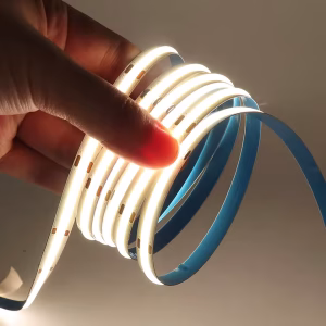 Bande DEL COB 3 mètres blanc naturel 12V 1.8A largeur 8mm avec éclairage uniforme haute luminosité sans points visibles.