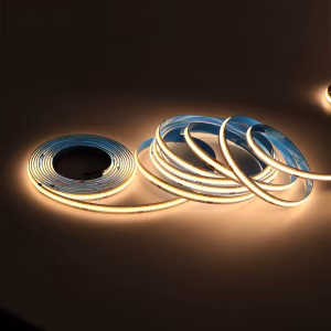 Bande DEL COB 3 mètres blanc chaud 12V 1.8A largeur 8mm avec éclairage uniforme haute luminosité sans points visibles.